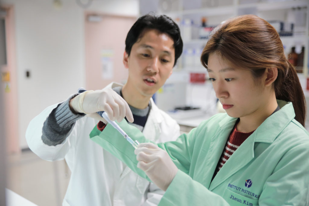Institut Pasteur Korea, a researcher with a student in 2015.
